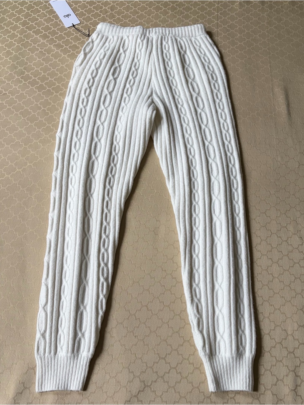 NWT ALO Yoga White Cable Knit Winter Bliss Pant Jogger Sweatpant Size Large - Picture 8 of 11